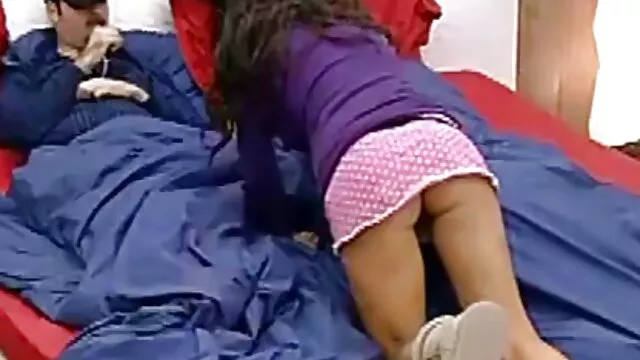 Busty barna nő nagy öreg szőrös pina melleit rázza a partin
