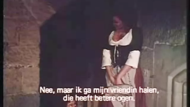 A fekete hottie kifényesíti az anális lyukat, és szopást ad a kanos mesternek nagy szőrös pinák