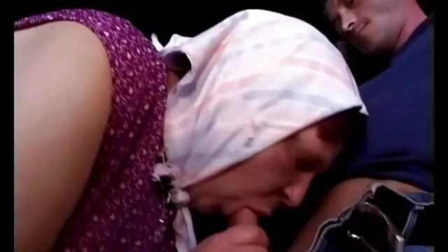 Az elvetemült Doktor megnyalja a lányok sima talpát és öreg szőrös pinák hónalját