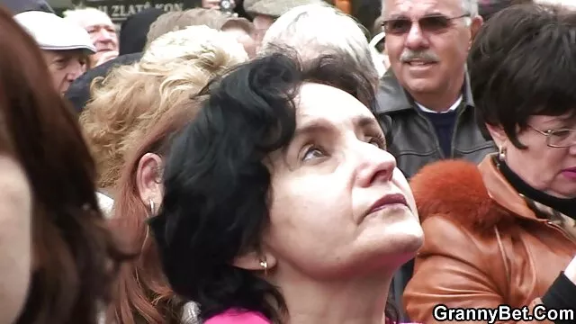 A lelkes barna, Alena szoros pina azt akarja, hogy hátulról megbassza a zuhany alatt