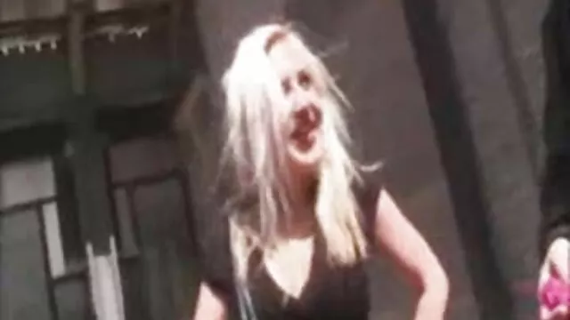 Bootylicious ázsiai barna a hasán fekszik, szörös pina videók és a fekete studi kalapálják