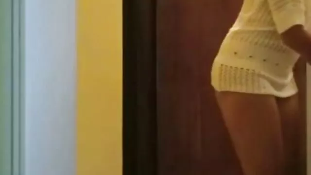 Pofátlan barna, Karlee Gray fenekét és nagy melleit szőrös pina mutatja a párás szex előtt