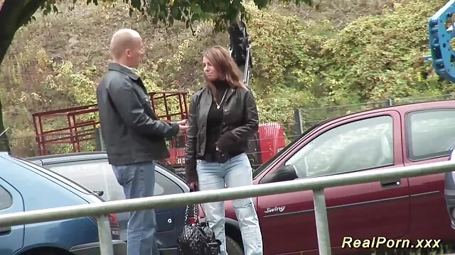 Karmen Karma tudja, hogyan kell lovagolni, és szexinek szőrös pi nézni
