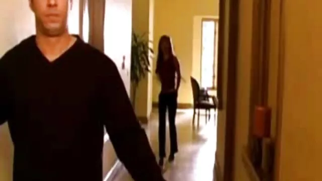 Csábító barna szexi vörös fehérneműben Angela White-ot megbaszott egy új szerető szőrös punci