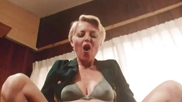 Latex úrnője megbünteti Aria Giovanni megkötözött bűnös erett szoros pinak punciját