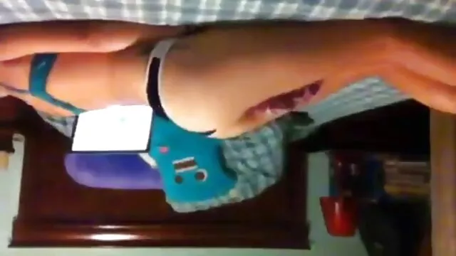 Buja punci szőrös jap lány piros nylon harisnyában, szexjátékkal önkielégítő