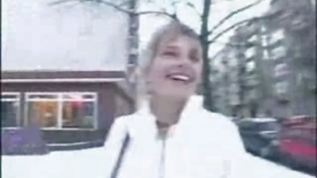 A jól megformált pornó nagy szőrös pinák ribanc képes a kanos srácok hosszú sorának kedvére tenni