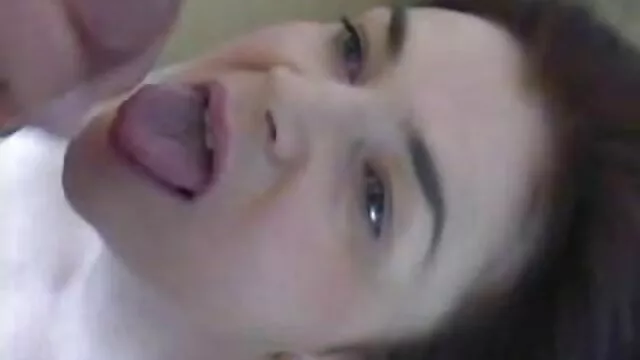 A gesztenyebarna szoros pina video bájos cuki, Hailey lehajol, hogy anális kutyus legyen