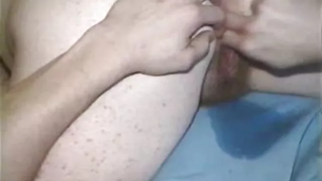 A túl szőrös pinák csúnya nimfo Tania élvezi furcsa, de lelkes önkielégítését