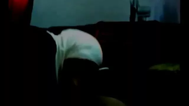 Leeső állkapocs érett kurva szopási készségeket tanít egy amatőr barna szőrös punci