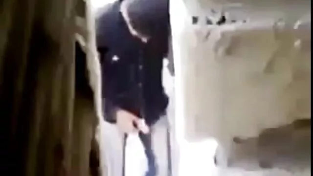 A dögös busty csaj Jojo Kiss megöli nagy szőrös pinák a sliccét a medence mellett