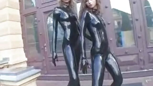 A perverz BDSM punci szőrös szerelmesei megkötik Mallory Rae Murphyt