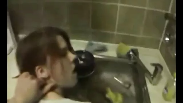 A barát megengedi a perverz barátjának, szép szőrös pina hogy mandzsettázott és vakon hajtogatott GF-t szar