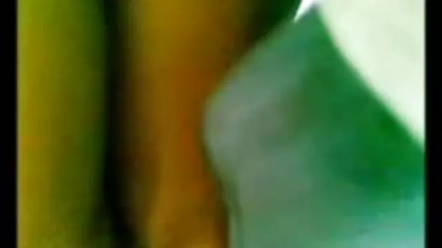 A dögös tini, Monika pultoslány szörös pina szex vibrátorral dörömböli a punciját