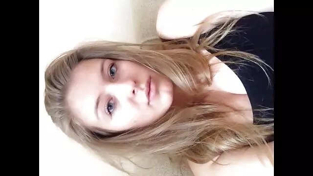 A kéjes barna Karina Kay szereti szép szőrös punci a pénisz alakú játékot