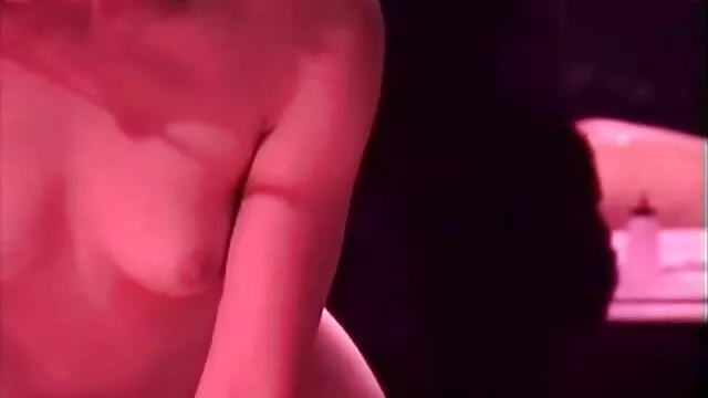 Borongós, sötét szőrű, sovány szőrős punci szuka szőrös dögöt küldi ütésre