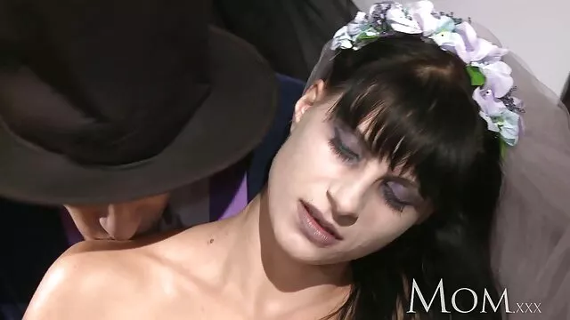 Bootylicious csaj rendetlenkedik a konyhában, krémmel és csokisziruppal keni a szoros pinák testét