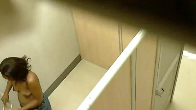 A bájos, hosszú lábú gesztenyebarna szőrös pina baszása cuki egyedül jár és maszturbál a konyhában