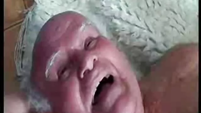Amatőr szőke barátnője szaftos rudat vörös szőrös punci fúj, és szemtől szembe lovagol vele