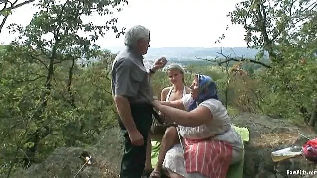 Fűzőt és harisnyát viselő, huncut semale ribanc kemény kutyus szőrös pina stílusban