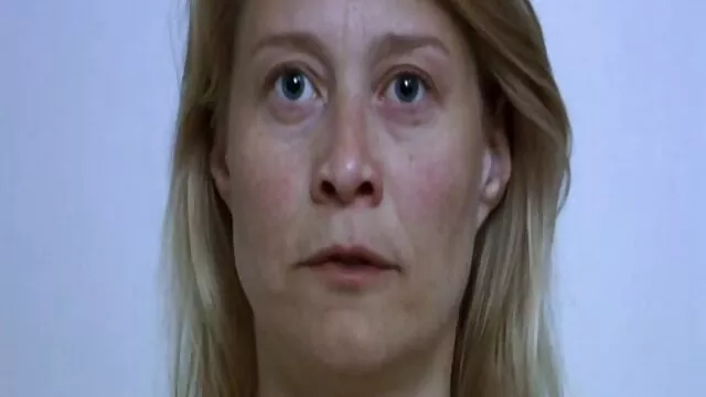 Amatőr barna csajszi, Carla megvadul, és kiszívja a faszát, hogy szoros pina sex cum az autóban