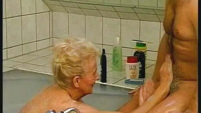 A csábító hosszú lábú szépség, az Angel hatalmas szőrös pinák Dark nagyszerű profi a lábmunkában