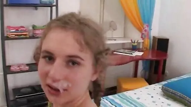 A piszkos szőke trombita egyszerre szép cicit és nagy szoros pina vaskos BJ-t ad