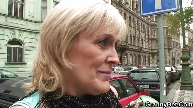 Az elbűvölő, szőke leszbikus Aislin elbűvölő, sima puncival játszik széttárt erett szoros pinak lábakkal