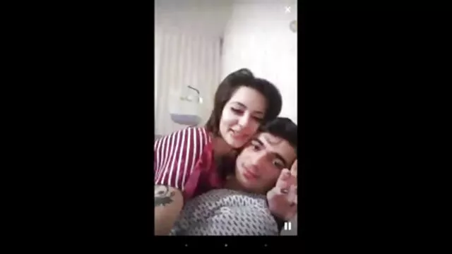 Frisky amatőr csajok megmutatja a magánszemélyeit a szabadban, majd a kanos szőrös punci csávónak adja a fejét