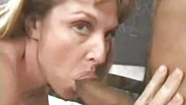 Göndör szőke szőrös pinák képek nimfo figyeli, ahogy anon csaj kérkedik a zsákmányával
