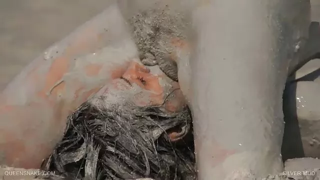 Az elkényeztetett csaj Nicole Bexley megmutatja a melleit az autóban, és öreg szőrös puncik a szállodában adja a fejét