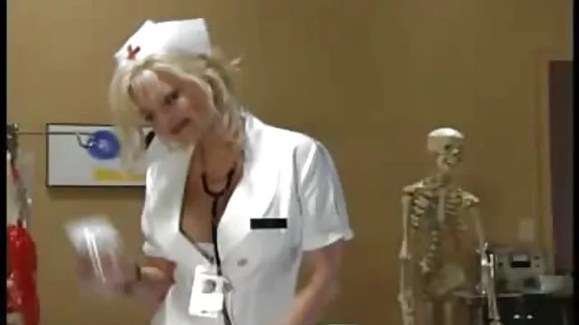 Hardcore BDSM csoportos szörös pina szex szex a sötét pincében