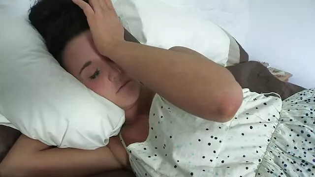 Aranyos ázsiai barna lány megnyalja a punciját, és szopja a faszát a szabadban szőrős pinák