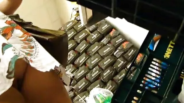 A buzgó barnának rendkívül szüksége van arra, szőrös pin hogy hátulról csiszolja a quimjét