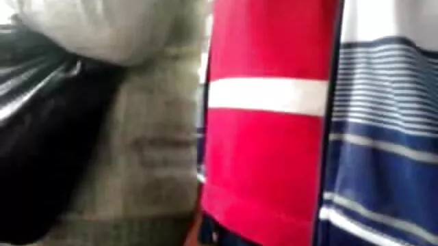 A göndör szőke Amanda szexjátékkal dugja öreg szőrös puncik a hasát, és szopást ad az öreg csávónak