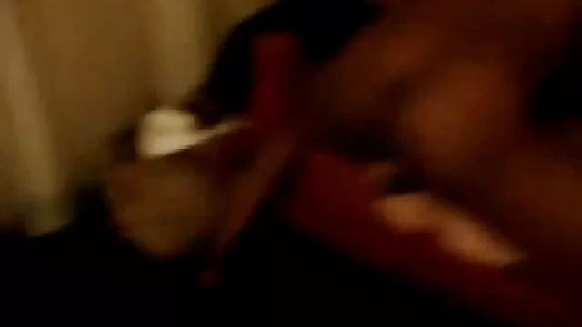 Kesha Ortega venezuelai barna lovagol egy nagy kakast, és kiszögezi a hasítását szőrös punci pornó