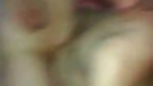Étvágygerjesztő barna dögös cuccban szőrös cigány pina Zaram örömet okoz a nedves puncijának