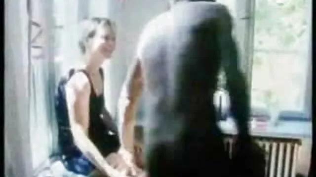 Szexi gesztenye blowlerina Nozomi Tsukamoto élvezi a fiatal szőrös pinák masszív szopást