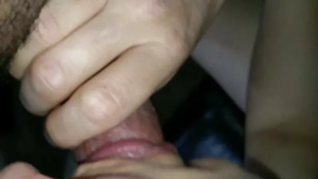 Az elvetemült szőke shemale egy finom nyalókát szív szőrős punci a ragacsos forró spermáért