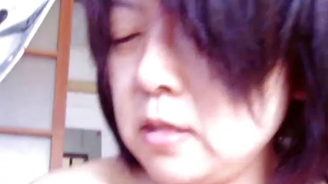 Yuna Hirose, büszkös szörös puncik japán ribanc dörzsöli szőrös punciját ujjaival