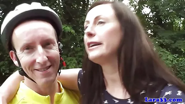 A szőrös punci dugása Buxom amatőr csaj kemény farkat lovagol a tetején, mielőtt kemény kutyus stílusban dörömbölne
