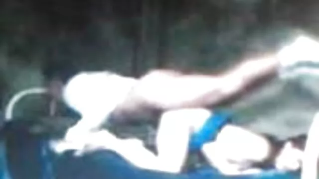 A fantasztikus kakaslovas, Erica Moore élvezi, ha az szörös punci sex erkélyen kalapálják