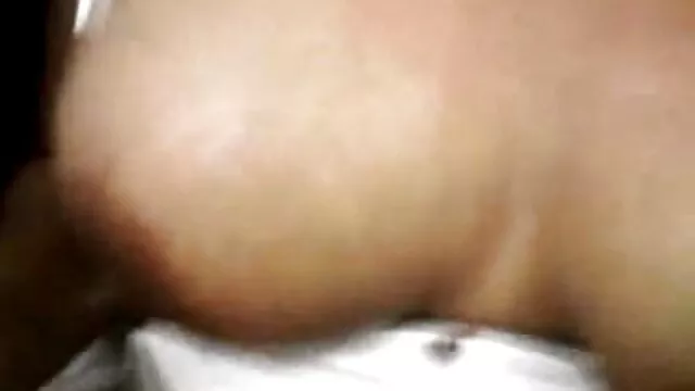Busty ébenfekete lány piszkálja nedves punciját nagy sima öreg szőrös pina szexjátékkal