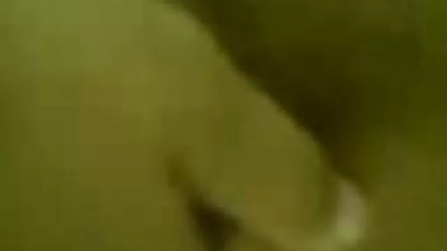 Görbült szexi szőke Alisandra megméri a seggét, és szopja a érett szőrös punci faszát